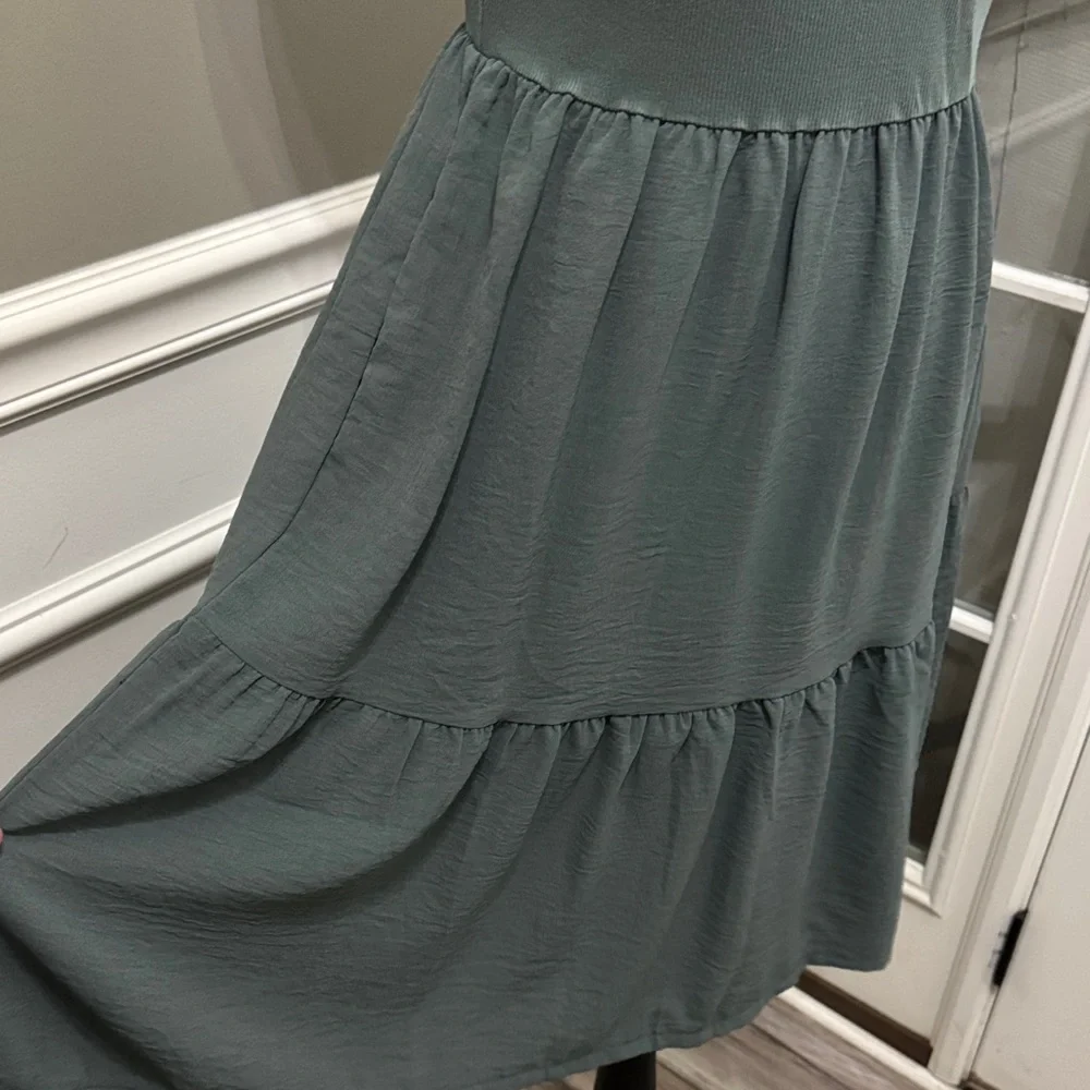 Elegant Sleeveless Green Dress Luxveer NWT size small - Picture 9 of 9